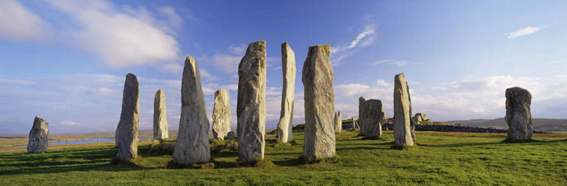 无人,横图,全景,室外,白天,正面,旅游,度假,草地,草坪,石头,名胜古迹,山,山脉,天际线,植物,标志建筑,地标,建筑,英国,欧洲,阴影,遗迹,光线,石子,影子,柱子,山峰,云,云朵,山峦,云彩,古迹,文物,娱乐,建设,古建筑,苏格兰,草,排列,蓝色,绿色,白云,蓝天,天空,阳光,群山,天,享受,休闲,旅游胜地,放松,晴朗,西欧,大不列颠,古文明,大不列颠及北爱尔兰联合王国,大不列颠联合王国,日不落英帝国,摆列,苏格兰王国,刘易斯岛,外赫布里底群岛,石块,岩石,晴空,彩图,布列,分列