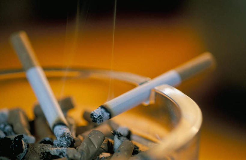 无人,横图,俯视,室内,特写,白天,桌子,香烟,玻璃,两根,朦胧,模糊,办公桌,烟雾,玻璃制品,两个,烟,烟灰缸,烟碟,烟盅,卷烟,烟草,纸烟,彩图,高角度拍摄