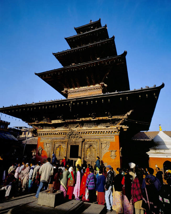 东方人,教堂,站,竖图,室外,白天,仰视,民族服装,旅游,度假,名胜古迹,门,标志建筑,地标,建筑,尼泊尔,亚洲,一排,阴影,服装,节日,遗迹,整齐,并列,并排,光线,影子,墙,许多人,注视,休闲装,黄种人,古迹,文化,文物,娱乐,建设,古建筑,墙壁,墙面,排列,衣服,蓝色,蓝天,天空,阳光,门框,天,观察,看,祈祷,站着,一群人,享受,休闲,健康,休闲服,旅游胜地,放松,许愿,宗教,服饰,信仰,晴朗,观看,纪念,祈求,察看,队列,关注,南亚,平行,信念,古文明,万里无云,尼泊尔王国,帕坦,勒利德布尔,平安,男人,男性,女人,女性,中年男性,中年女性,亚洲人,晴空,晴空万里,站立,彩图,低角度拍摄,全身,传统服装,民俗服,大教堂,礼拜堂