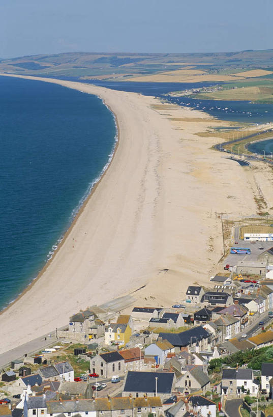 无人,家,竖图,俯视,航拍,室外,白天,旅游,度假,海浪,海洋,沙滩,山,山脉,阴影,光线,沙子,影子,房屋,屋子,海岸,浪花,山峰,水平线,乡村,辽阔,海平线,沙地,山峦,娱乐,楼房,住宅,蓝色,蓝天,天空,阳光,海水,村庄,群山,天,享受,休闲,广阔,旅游胜地,放松,晴朗,一望无际,村落,鸟瞰,海景,万里无云,无边无际,一马平川,村子,大海,风浪,海,海水的波动,海滩,近岸浪,涌浪,晴空,晴空万里,彩图,高角度拍摄,房子,水天相接,水天一线