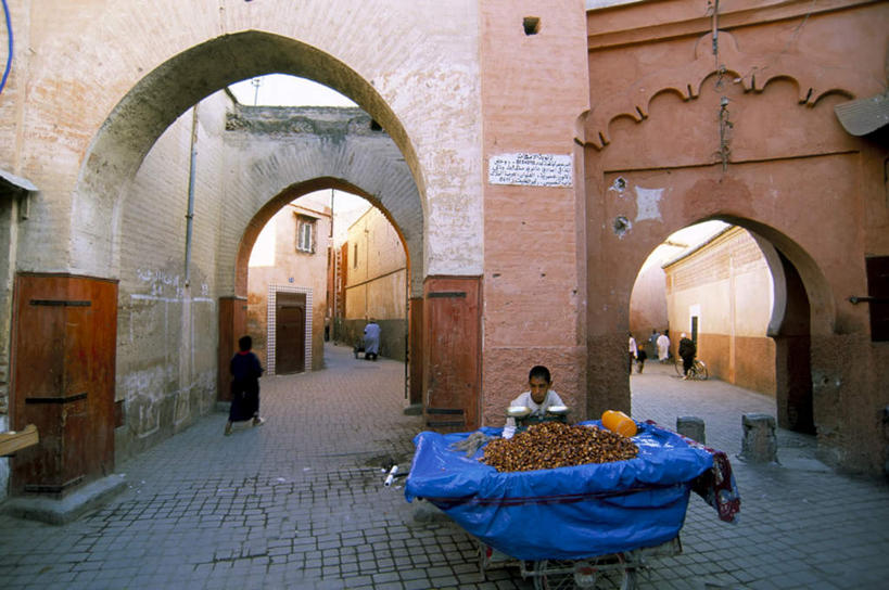 西方人,家,坐,走,横图,室外,白天,正面,度假,美景,城市风光,城市,街道,欧洲,非洲,摩洛哥,黑人,欧洲人,房屋,屋子,景观,拱门,许多人,娱乐,买卖,货摊,楼房,住宅,一群人,享受,休闲,生意,景色,放松,交易,阿非利加洲,摩洛哥王国,男人,男性,年轻男性,年轻女性,女人,女性,非洲人,步行,散步,走路,坐着,半身,彩图,房子
