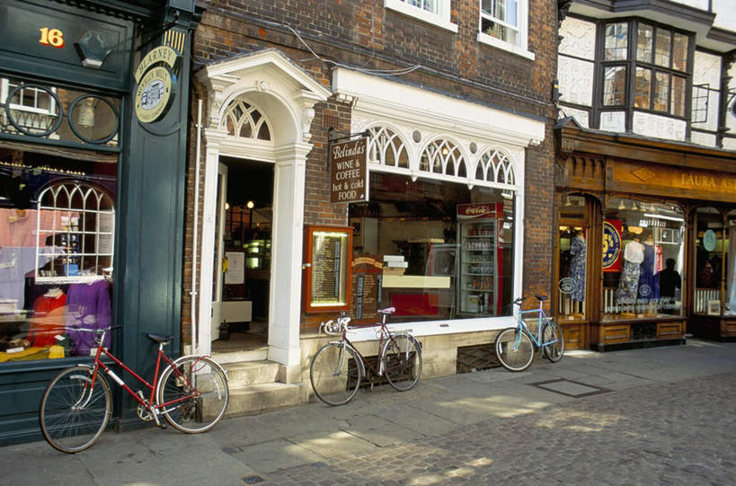 无人,商店,横图,室外,白天,正面,购物,度假,消费,美景,窗户,落地窗,城市风光,超市,城市,橱窗,街道,自行车,英国,欧洲,阴影,光线,影子,景观,娱乐,英格兰,玻璃窗,车,脚踏车,阳光,交通工具,享受,休闲,景色,放松,金融,百货,便利店,西欧,载具,大不列颠,选购,贸易,玻璃橱窗,大不列颠及北爱尔兰联合王国,剑桥,血拼,零售店,大不列颠联合王国,日不落英帝国,剑桥郡,康桥,彩图,店铺,杂货店,杂货铺