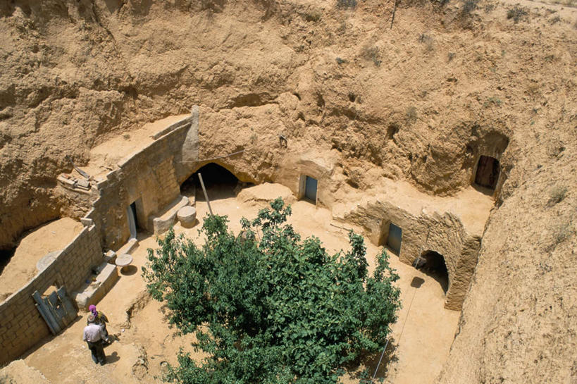 西方人,两个人,走,横图,俯视,室外,白天,旅游,度假,石头,美景,植物,门,欧洲,非洲,突尼斯,黑人,欧洲人,阴影,服装,光线,石子,影子,墙,景观,山洞,注视,休闲装,娱乐,墙壁,墙面,树,树木,衣服,绿色,阳光,自然,门框,观察,看,享受,休闲,休闲服,景色,放松,服饰,生长,成长,观看,察看,关注,自然风光,北非,阿非利加洲,岩穴,突尼斯共和国,男人,男性,女人,女性,中年男性,中年女性,非洲人,石块,岩石,步行,散步,走路,彩图,高角度拍摄,全身