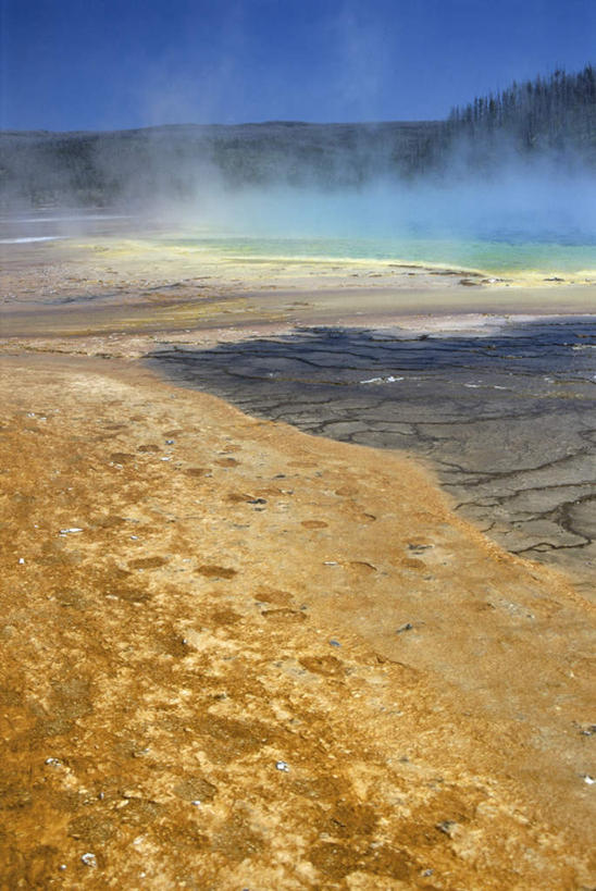 无人,公园,竖图,室外,白天,正面,旅游,度假,湖,湖泊,美景,山,山脉,水,雾,美国,阴影,波纹,沸腾,朦胧,模糊,光线,蒸汽,影子,湖面,景观,山峰,水流,水面,涟漪,山峦,水蒸气,雾气,娱乐,蓝色,倒影,蓝天,水纹,天空,阳光,自然,波浪,湖水,群山,天,享受,休闲,景色,放松,晴朗,连绵,气体,沼泽,倒映,北美,北美洲,国家公园,绵延,自然风光,美洲,黄石国家公园,怀俄明州,怀俄明,黄石公园,万里无云,水晕,蒸发,北亚美利加洲,亚美利加洲,平等之州,池沼,绵亘,反照,晴空,晴空万里,彩图