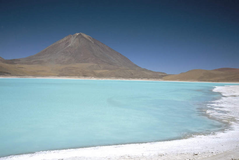 无人,横图,室外,白天,正面,旅游,度假,湖,湖泊,火山,美景,沙滩,水,玻利维亚,沙子,河岸,河滩,湖面,景观,水流,水面,沙地,娱乐,蓝色,蓝天,天空,自然,湖水,天,享受,休闲,旅游胜地,景色,南美,放松,晴朗,南美洲,拉丁美洲,自然风光,美洲,万里无云,亚美利加洲,南亚美利加洲,玻利维亚多民族国,活火山,死火山,休眠火山,晴空,晴空万里,彩图