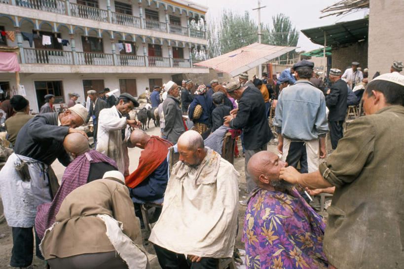 东方人,胡须,伙伴,朋友,家,栏杆,露台,站,坐,横图,室外,白天,正面,度假,友谊,美景,植物,城市风光,城市,中国,亚洲,阴影,服装,光线,影子,房屋,屋子,景观,围栏,许多人,休闲装,黄种人,娱乐,护栏,楼房,住宅,树,树木,衣服,蓝色,绿色,蓝天,天空,阳光,自然,天,站着,一群人,享受,休闲,休闲服,景色,放松,服饰,生长,晴朗,成长,剃,东亚,新疆,万里无云,首府,中华人民共和国,新疆维吾尔自治区,西北地区,友情,男人,男性,中年男性,亚洲人,胡子,小胡子,晴空,晴空万里,站立,坐着,半身,彩图,房子,晒台,天台,眺望台,新