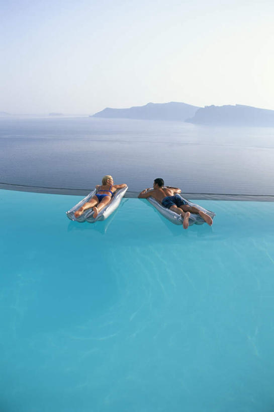 西方人,两个人,游泳池,说,竖图,俯视,室外,白天,泳装,比基尼,爱情,旅游,度假,讨论,山,山脉,水,希腊,欧洲,欧洲人,阴影,波纹,泳裤,朦胧,模糊,光线,影子,山峰,水池,水面,涟漪,山峦,浪漫,扭头,注视,娱乐,泳池,蓝色,蓝天,水纹,天空,阳光,垫子,波浪,群山,天,观察,看,趴着,转头,享受,休闲,温暖,温馨,恩爱,放松,恋人,晴朗,观看,和睦,察看,基克拉迪群岛,圣托里尼岛,关注,充气垫,希腊共和国,万里无云,水晕,基克拉泽斯群岛,交流,男人,男性,年轻男性,年轻女性,女人,女性,白种人,情侣,玻璃杯,晴空,晴空万里,沟通,讲话,交谈,趴,商讨,说话,谈话,彩图,高角度拍摄,全身,三点式,泳衣,伴侣,融洽