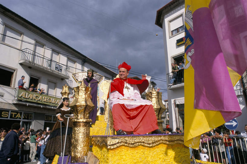 西方人,家,露台,站,坐,横图,室外,白天,仰视,民族服装,度假,美景,城市风光,城市,旗帜,葡萄牙,欧洲,欧洲人,行人,节日,装饰,房屋,屋子,景观,乌云,云,阴天,云朵,许多人,云彩,注视,文化,娱乐,旗子,楼房,路人,住宅,天空,天,观察,看,祈祷,站着,一群人,享受,休闲,健康,花车,景色,放松,许愿,宗教,信仰,观看,纪念,华丽,修饰,祈求,点缀,察看,昏暗,基督教,阴沉,关注,南欧,天主教,衬托,美观,雅致,雅观,旌旗,旗号,葡萄牙共和国,过客,平安,男人,男性,女人,女性,中年男性,中年女性,白种人,站立,坐着,半身,彩图,低角度拍摄,传统服装,民俗服,房子,晒台,天台,眺望台