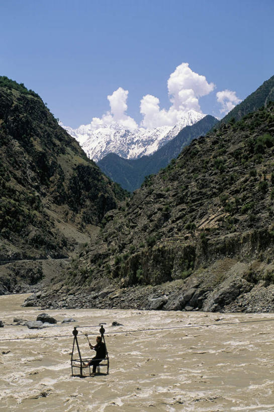 一个人,坐,竖图,俯视,室外,白天,旅游,度假,河流,石头,山,山脉,水,植物,急流,巴基斯坦,亚洲,仅一个男性,仅一个人,仅一个中年男性,握,阴影,服装,光线,石子,影子,河水,山峰,水流,云,云朵,山峦,云彩,注视,休闲装,娱乐,缆车,树,树木,衣服,蓝色,绿色,白云,蓝天,天空,阳光,自然,交通工具,群山,天,观察,看,享受,休闲,休闲服,激流,放松,握着,服饰,生长,晴朗,成长,观看,察看,关注,南亚,索道,洪流,巴基斯坦伊斯兰共和国,缆索铁路,男人,男性,中年男性,亚洲人,石块,岩石,晴空,坐着,彩图,高角度拍摄,全身