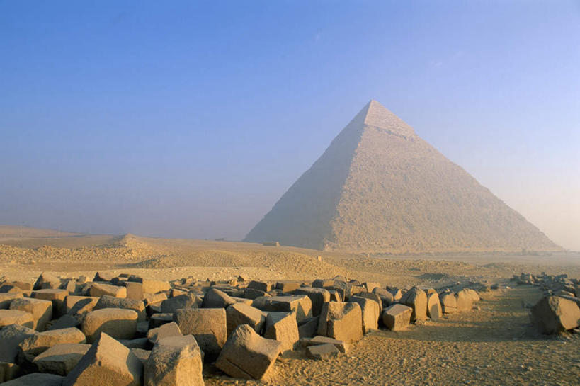 无人,横图,室外,白天,正面,旅游,度假,石头,名胜古迹,沙漠,雾,城市,地标,非洲,埃及,阴影,朦胧,模糊,遗迹,光线,石子,影子,古迹,历史,文物,娱乐,古建筑,黄色,蓝色,蓝天,天空,阳光,天,享受,休闲,旅游胜地,金字塔,放松,晴朗,迷雾,陵墓,古埃及,古文明,北非,万里无云,首府,吉萨,吉萨金字塔,胡夫金字塔,海夫拉金字塔,门卡乌拉金字塔,古代七大奇迹,阿拉伯埃及共和国,金字塔之国,棉花之国,古夫王金字塔,卡拉夫王金字塔,孟卡拉王金字塔,方锥形,阿非利加洲,吉萨省,大漠,砂漠,石块,岩石,大雾,晴空,晴空万里,彩图,标志性建筑