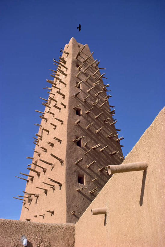 无人,横图,室外,白天,仰视,旅游,度假,窗户,标志建筑,地标,建筑,鸟,野生动物,鹰,非洲,尼日尔,飞翔,阴影,节日,装饰,飞行,光线,鸟类,影子,墙,翱翔,文化,娱乐,建设,飞舞,玻璃窗,墙壁,墙面,一只,蓝色,蓝天,天空,阳光,动物,天,祈祷,享受,休闲,健康,旅游胜地,放松,许愿,宗教,信仰,晴朗,纪念,华丽,修饰,祈求,点缀,伊斯兰教,清真寺,凶猛,鸢,万里无云,衬托,美观,雅致,雅观,遨游,漫游,尼日尔共和国,西非,残暴,平安,凶残,晴空,晴空万里,老鹰,彩图,低角度拍摄