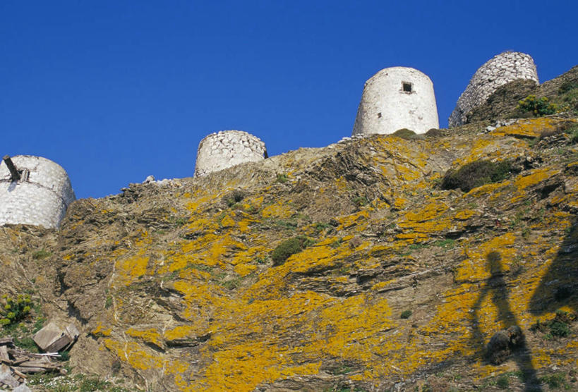 无人,竖图,室外,白天,仰视,旅游,度假,草地,草坪,石头,美景,山,山脉,植物,希腊,欧洲,阴影,古老,光线,石子,影子,堡垒,墙,景观,山峰,山峦,娱乐,墙壁,墙面,草,蓝色,绿色,蓝天,天空,阳光,自然,瞭望塔,群山,天,享受,休闲,景色,放松,碉堡,晴朗,自然风光,哨塔,多德卡尼斯群岛,希腊共和国,万里无云,陈腐,南斯波拉提群岛,石块,晴空,晴空万里,彩图,低角度拍摄,营垒