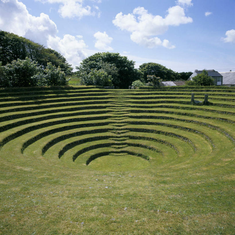 无人,家,栏杆,横图,室外,白天,正面,旅游,度假,草地,草坪,植物,楼梯,标志建筑,地标,建筑,英国,欧洲,阴影,光线,扶手,影子,房屋,阶梯,屋子,云,云朵,云彩,娱乐,建设,护栏,楼房,台阶,住宅,草,树,树木,蓝色,绿色,白云,蓝天,天空,阳光,自然,天,享受,休闲,旅游胜地,放松,生长,晴朗,成长,西欧,大不列颠,大不列颠及北爱尔兰联合王国,大不列颠联合王国,日不落英帝国,康沃尔,康沃尔郡,晴空,彩图,房子