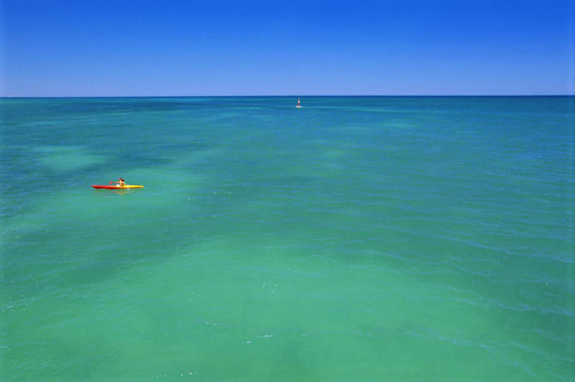 无人,横图,室外,白天,正面,旅游,度假,海浪,海洋,美景,船,澳大利亚,阴影,光线,影子,景观,浪花,水平线,辽阔,木船,海平线,娱乐,蓝色,蓝天,天空,阳光,自然,海水,交通工具,天,享受,休闲,广阔,景色,放松,晴朗,一望无际,舟,自然风光,载具,独木舟,大洋洲,澳洲,海景,万里无云,南方大陆,首府,澳大利亚联邦,独木船,阿德莱德,南澳大利亚,南澳大利亚州,无边无际,一马平川,大海,风浪,海,海水的波动,近岸浪,涌浪,晴空,晴空万里,彩图,水天相接,水天一线