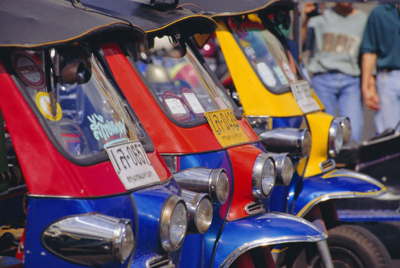 无人,家,横图,室外,白天,正面,窗户,指示牌,汽车,泰国,亚洲,三辆,一排,阴影,整齐,电力,光线,英文,标志,电线,数字,文字,线,影子,字符,字母,房屋,墙,屋子,云,云朵,电动车,三轮车,电能,线路,云彩,标识,楼房,玻璃窗,墙壁,墙面,住宅,车,排列,蓝色,白云,蓝天,天空,阳光,交通工具,天,车牌,阿拉伯数字,东南亚,晴朗,英文字母,电,电源,电源线,队列,载具,能量,泰王国,晴空,彩图,房子