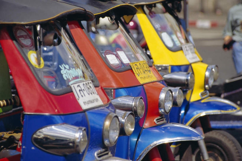 无人,家,横图,室外,白天,正面,窗户,指示牌,汽车,泰国,亚洲,三辆,一排,阴影,整齐,电力,光线,英文,标志,电线,数字,文字,线,影子,字符,字母,房屋,墙,屋子,云,云朵,电动车,三轮车,电能,线路,云彩,标识,楼房,玻璃窗,墙壁,墙面,住宅,车,排列,蓝色,白云,蓝天,天空,阳光,交通工具,天,车牌,阿拉伯数字,东南亚,晴朗,英文字母,电,电源,电源线,队列,载具,能量,泰王国,晴空,彩图,房子