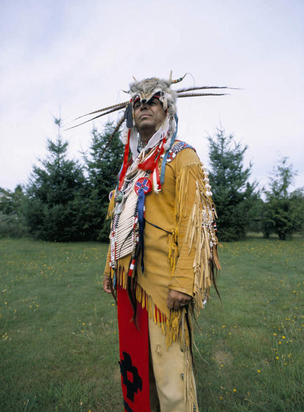 西方人,一个人,站,竖图,室外,白天,正面,民族服装,爱情,旅游,度假,草地,草坪,花海,花圃,美景,植物,项链,叶子,欧洲,加拿大,欧洲人,仅一个男性,仅一个人,仅一个中年男性,阴影,装饰,盛开,光线,头饰,影子,景观,浪漫,花蕾,注视,娱乐,装饰品,草,花,花瓣,花朵,花卉,鲜花,树,树木,蓝色,绿色,蓝天,天空,阳光,自然,戒指,饰品,首饰,花丛,花束,花田,天,花苞,花蕊,观察,看,站着,享受,休闲,景色,恩爱,放松,生长,晴朗,成长,观看,华丽,修饰,信物,点缀,察看,北美,北美洲,权利,关注,自然风光,美洲,万里无云,北亚美利加洲,亚美利加洲,衬托,美观,雅致,雅观,手饰,卑诗省,不列颠哥伦比亚,不列颠哥伦比亚省,夏洛特皇后群岛,男人,男性,中年男性,白种人,晴空,晴空万里,站立,半身,彩图,传统服装,民俗服