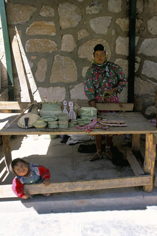 西方人,儿童,两个人,家庭,母亲,女儿,站,交叉,竖图,俯视,室外,白天,旅游,度假,纯洁,石头,桌子,竹子,墨西哥,欧洲,欧洲人,阴影,竹制,服装,装饰,编织,光线,篮子,石子,头巾,影子,办公桌,墙,乐器,弦乐器,注视,休闲装,娱乐,墙壁,墙面,二胡,一个,小孩,衣服,阳光,竹篮,观察,看,趴着,站着,享受,休闲,温暖,温馨,母女,一家人,休闲服,放松,可爱,母爱,童年,童趣,服饰,单个,观看,竹条,华丽,修饰,交织,点缀,和睦,察看,北美,竹制品,北美洲,关注,弓拉弦乐器,弓拉弦鸣乐器,美洲,童真,烂漫,无邪,北亚美利加洲,亚美利加洲,衬托,美观,雅致,雅观,墨西哥合众国,仙人掌王国,穿插,胡琴,天真,年轻女性,女孩,女人,女性,白种人,孩子,年轻人,石块,岩石,趴,站立,半身,彩图,高角度拍摄,融洽,女生