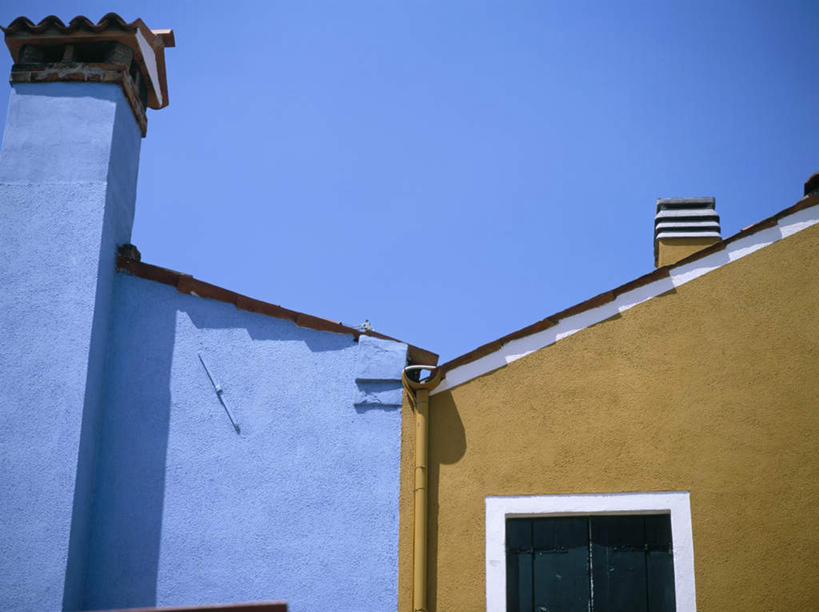 无人,家,横图,室外,白天,仰视,度假,烟囱,美景,窗户,城市风光,城市,意大利,欧洲,威尼斯,阴影,光线,影子,房屋,墙,屋子,景观,娱乐,楼房,墙壁,墙面,住宅,一个,黄色,蓝色,蓝天,天空,阳光,天,享受,休闲,景色,放松,晴朗,单个,南欧,万里无云,意大利共和国,布拉诺岛,晴空,晴空万里,彩图,低角度拍摄,房子