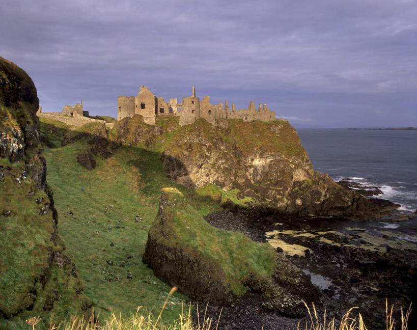 无人,横图,室外,白天,正面,旅游,度假,海浪,海洋,礁石,石头,名胜古迹,山,山脉,标志建筑,地标,建筑,爱尔兰,欧洲,遗迹,石子,堡垒,城堡,浪花,山峰,乌云,云,阴天,云朵,山峦,云彩,古迹,文物,娱乐,建设,古建筑,废墟,天空,海水,群山,天,享受,休闲,旅游胜地,放松,昏暗,阴沉,西欧,要塞,海景,古文明,爱尔兰共和国,阿尔斯特,阿尔斯特省,阿洛斯特,设防,大海,风浪,海,海水的波动,礁,近岸浪,石块,岩石,涌浪,彩图