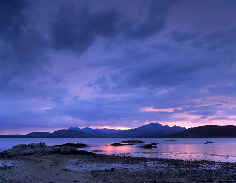无人,横图,室外,白天,仰视,旅游,度假,湖,湖泊,石头,美景,日落,山,山脉,水,英国,欧洲,波纹,石子,湖面,景观,山峰,水流,水面,晚霞,霞光,落日,涟漪,山峦,娱乐,苏格兰,倒影,水纹,自然,黄昏,波浪,湖水,群山,享受,休闲,景色,彩霞,放松,倒映,西欧,自然风光,大不列颠,大不列颠及北爱尔兰联合王国,水晕,大不列颠联合王国,日不落英帝国,苏格兰王国,夕照,反照,斯凯岛,内赫布里底群岛,斯盖岛,斯嘉岛,石块,岩石,夕阳,彩图,低角度拍摄,斜阳