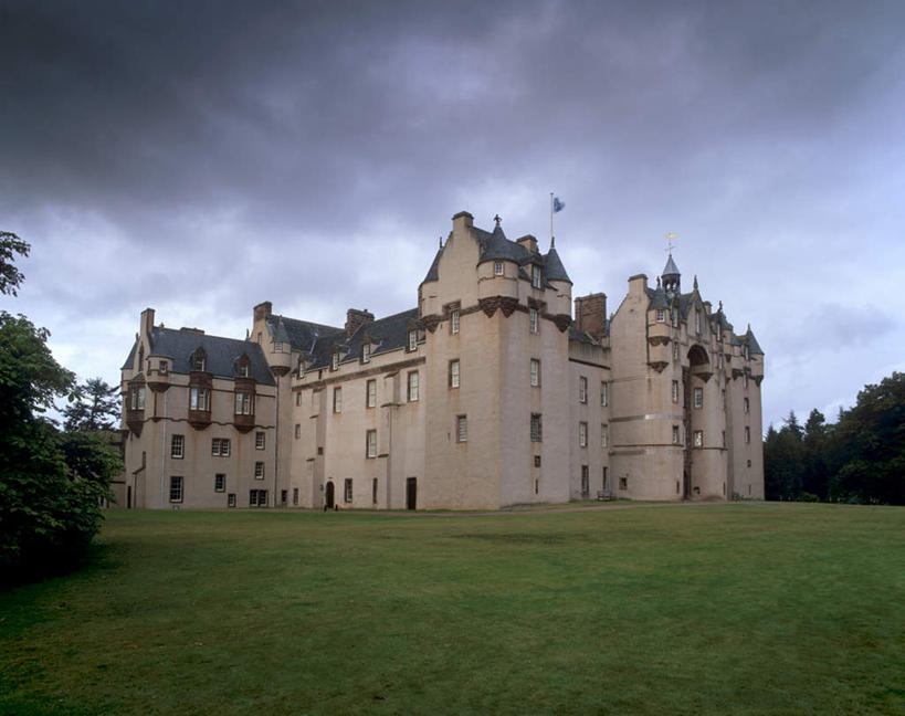 无人,家,横图,室外,白天,仰视,旅游,度假,草地,草坪,名胜古迹,植物,标志建筑,地标,建筑,英国,欧洲,阴影,遗迹,光线,影子,堡垒,城堡,房屋,屋子,云,云朵,公寓,云彩,古迹,文物,娱乐,建设,古建筑,洋房,楼房,苏格兰,住宅,草,树,树木,蓝色,绿色,白云,蓝天,天空,阳光,自然,天,享受,休闲,旅游胜地,放松,生长,晴朗,成长,西欧,要塞,大不列颠,古文明,大不列颠及北爱尔兰联合王国,大不列颠联合王国,日不落英帝国,苏格兰王国,设防,阿伯丁,阿伯丁郡,晴空,彩图,低角度拍摄,房子