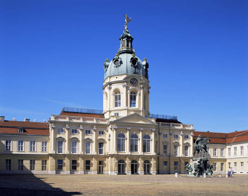 无人,家,宫殿,横图,室外,白天,正面,旅游,度假,别墅,窗户,标志建筑,地标,建筑,马,野生动物,雕塑,德国,欧洲,一排,阴影,艺术,整齐,装饰,并列,并排,光线,雕刻,雕像,影子,房屋,屋子,公寓,首都,娱乐,建设,洋房,楼房,柏林,玻璃窗,住宅,排列,蓝色,蓝天,天空,阳光,动物,工艺品,天,享受,休闲,旅游胜地,放松,运输,牲畜,晴朗,纪念,美术,西欧,队列,主题,豪宅,平行,陈列,万里无云,德意志联邦共和国,功能,美学,柏林州,夏洛腾堡宫,夏洛滕堡宫,晴空,晴空万里,彩图,全身,房子