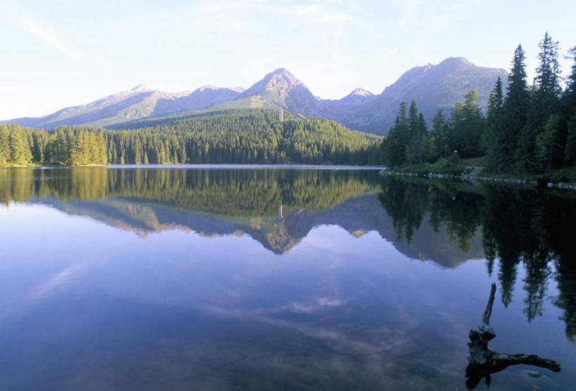 无人,横图,室外,白天,正面,旅游,度假,湖,湖泊,美景,山,山脉,树林,水,植物,欧洲,斯洛伐克,阴影,波纹,朦胧,模糊,光线,影子,湖面,景观,山峰,水流,水面,涟漪,山峦,娱乐,树,树木,蓝色,绿色,倒影,蓝天,水纹,天空,阳光,自然,波浪,湖水,群山,天,享受,休闲,景色,放松,生长,晴朗,成长,倒映,自然风光,中欧,万里无云,水晕,斯洛伐克共和国,反照,晴空,晴空万里,彩图