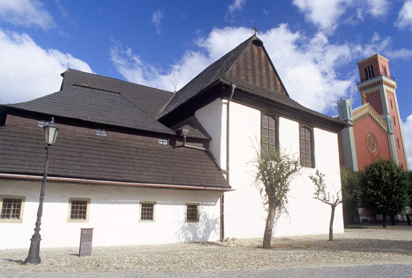 无人,教堂,横图,室外,白天,仰视,旅游,度假,植物,标志建筑,地标,建筑,欧洲,斯洛伐克,阴影,节日,光线,影子,墙,云,云朵,云彩,文化,娱乐,建设,墙壁,墙面,树,树木,蓝色,绿色,白色,白云,蓝天,天空,阳光,自然,天,祈祷,享受,休闲,健康,旅游胜地,放松,许愿,宗教,信仰,生长,晴朗,成长,纪念,祈求,信念,中欧,斯洛伐克共和国,平安,晴空,彩图,低角度拍摄,大教堂,礼拜堂