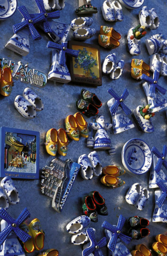 无人,商店,竖图,俯视,室外,白天,购物,度假,绘画,消费,美景,城市风光,城市,鞋子,欧洲,荷兰,许多,阴影,光线,彩绘,瓷器,影子,陶瓷,景观,首都,娱乐,商铺,排列,享受,休闲,景色,放松,金融,木底鞋,陶艺,西欧,选购,贸易,阿姆斯特丹,血拼,荷兰王国,尼德兰王国,市肆,商号,摆列,彩釉,画画,彩图,高角度拍摄,店铺,布列,分列