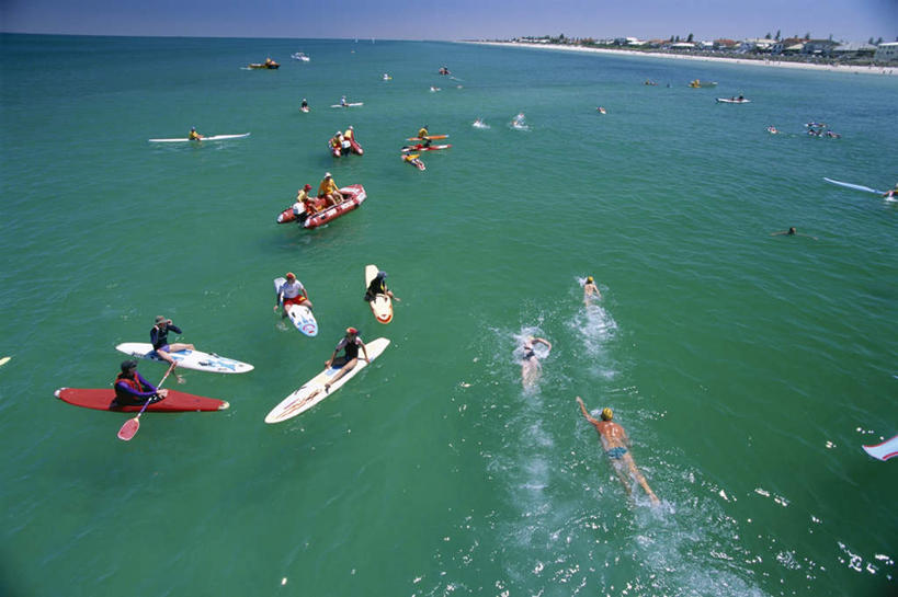 划船,皮划艇,游泳,西方人,坐,横图,俯视,室外,白天,泳装,比基尼,旅游,度假,海浪,海洋,美景,沙滩,植物,船,欧洲,澳大利亚,欧洲人,阴影,服装,光线,船桨,沙子,影子,海岸,景观,浪花,水平线,辽阔,海平线,沙地,许多人,注视,休闲装,娱乐,树,树木,衣服,蓝色,绿色,蓝天,天空,阳光,自然,海水,交通工具,天,观察,看,一群人,享受,休闲,广阔,休闲服,景色,放松,服饰,生长,晴朗,成长,观看,一望无际,察看,关注,自然风光,载具,大洋洲,澳洲,海景,万里无云,南方大陆,首府,澳大利亚联邦,泅水,阿德莱德,南澳大利亚,南澳大利亚州,无边无际,一马平川,荡舟,拍浮,男人,男性,年轻男性,年轻女性,女人,女性,白种人,大海,风浪,海,海水的波动,海滩,近岸浪,涌浪,晴空,晴空万里,坐着,半身,彩图,高角度拍摄,三点式,泳衣,水天相接,水天一线