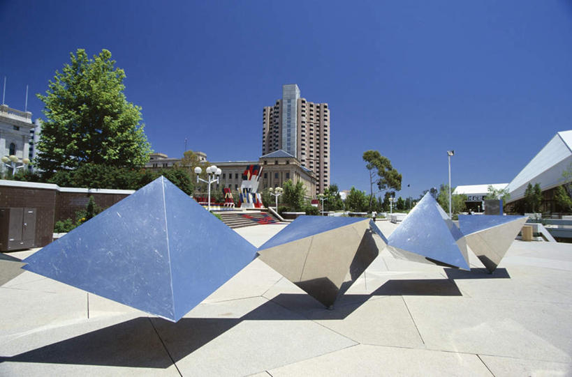 无人,高楼大厦,横图,室外,白天,正面,度假,办公楼,美景,植物,城市风光,城市,大厦,建筑,酒店,路灯,摩天大楼,写字楼,照明,雕塑,澳大利亚,阴影,艺术,装饰,光线,雕刻,雕像,影子,景观,灯光,娱乐,灯,树,树木,蓝色,绿色,蓝天,天空,阳光,自然,工艺品,楼宇,天,享受,休闲,商务楼,景色,放松,生长,晴朗,成长,纪念,照亮,美术,照明设备,主题,大洋洲,澳洲,陈列,万里无云,南方大陆,首府,功能,美学,澳大利亚联邦,阿德莱德,南澳大利亚,南澳大利亚州,晴空,晴空万里,彩图,大楼,高层建筑,高楼,旅店,摩天楼