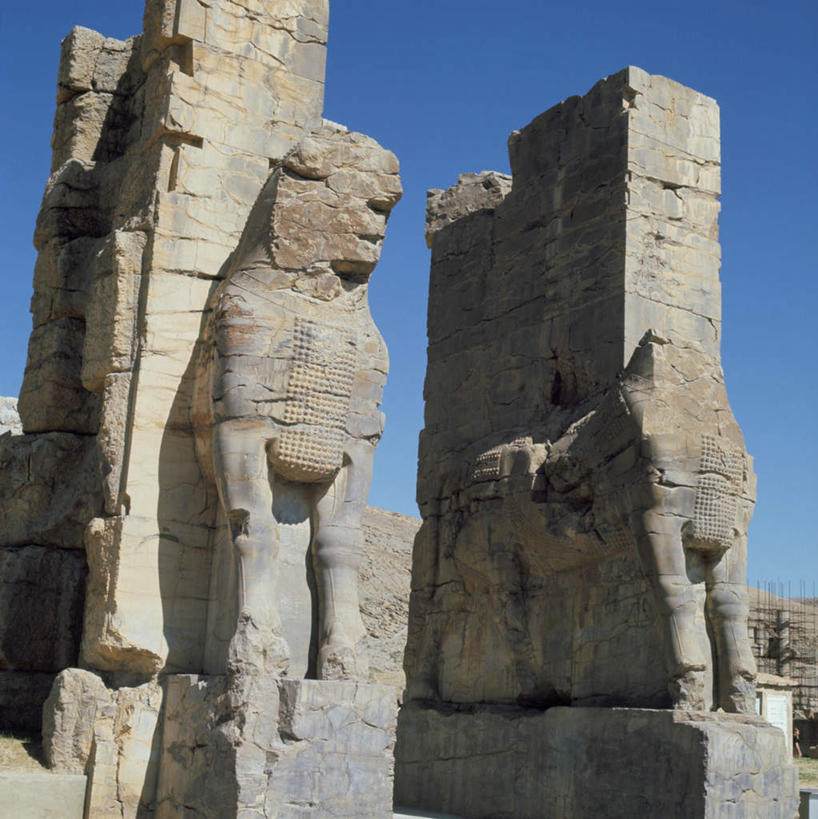 无人,竖图,室外,白天,仰视,旅游,度假,石头,名胜古迹,标志建筑,地标,建筑,雕塑,阴影,遗迹,艺术,装饰,光线,雕刻,雕像,石子,影子,首都,古迹,文物,娱乐,建设,古建筑,石雕,废墟,蓝色,蓝天,天空,阳光,工艺品,天,享受,休闲,旅游胜地,放松,晴朗,纪念,美术,主题,陈列,古文明,万里无云,功能,美学,阿黑门尼德王朝,阿契美尼德王朝,阿契美尼德帝国,波斯波利斯,波斯帝国,石块,岩石,晴空,晴空万里,彩图,低角度拍摄