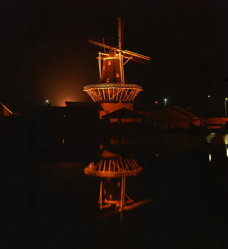 无人,竖图,室外,夜晚,正面,度假,农业,风力发电机,河流,美景,水,城市风光,城市,路灯,风车,照明,欧洲,荷兰,阴影,环保,电力,光线,影子,河水,景观,水流,灯光,娱乐,设备,灯,倒影,享受,休闲,发电,机械,景色,放松,工业,能源,照亮,资源,倒映,风力机,照明设备,西欧,利用,低碳,荷兰王国,尼德兰王国,反照,莱登,风力发电,彩图