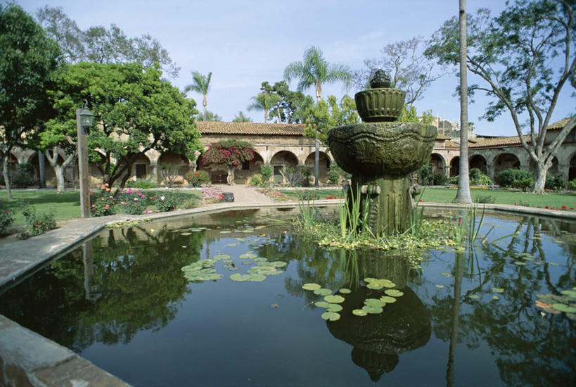 无人,横图,室外,白天,正面,旅游,度假,草地,草坪,植物,标志建筑,地标,建筑,喷泉,叶子,美国,阴影,节日,盛开,光线,影子,池塘,景观,水池,荷叶,花蕾,文化,娱乐,建设,草,花,花瓣,花朵,鲜花,树,树木,蓝色,绿色,倒影,蓝天,天空,阳光,自然,天,花苞,花蕊,品味,祈祷,享受,休闲,健康,旅游胜地,放松,许愿,宗教,信仰,生长,晴朗,成长,纪念,祈求,倒映,北美,北美洲,加利福尼亚,美洲,水景,加州,加利福尼亚州,万里无云,金州,黄金州,北亚美利加洲,亚美利加洲,莲叶,美观,反照,平安,设计,叶,叶片,晴空,晴空万里,彩图