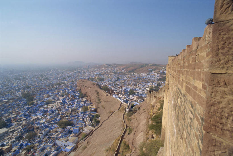 无人,家,横图,俯视,室外,白天,旅游,度假,山,山脉,植物,雾,标志建筑,地标,建筑,印度,亚洲,阴影,朦胧,模糊,光线,影子,房屋,屋子,山峰,山峦,娱乐,建设,楼房,住宅,树,树木,排列,蓝色,绿色,蓝天,天空,阳光,自然,群山,天,享受,休闲,旅游胜地,放松,生长,晴朗,成长,迷雾,南亚,万里无云,拉贾斯坦邦,拉贾斯坦,印度共和国,摆列,焦特普尔,大雾,晴空,晴空万里,彩图,高角度拍摄,房子,布列,分列