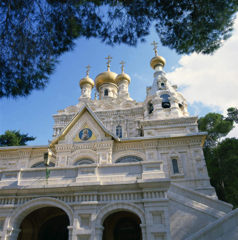 无人,教堂,栏杆,竖图,室外,白天,仰视,旅游,度假,植物,楼梯,门,标志建筑,地标,建筑,巴勒斯坦,亚洲,阴影,节日,光线,扶手,影子,阶梯,屋顶,云,云朵,拱门,首都,云彩,顶棚,文化,娱乐,建设,护栏,台阶,树,树木,蓝色,绿色,白云,蓝天,天空,阳光,自然,门框,天,祈祷,享受,休闲,健康,金色,旅游胜地,放松,许愿,宗教,信仰,生长,晴朗,成长,纪念,祈求,西亚,信念,巴勒斯坦国,耶路撒冷,橄榄山,平安,晴空,彩图,低角度拍摄,大教堂,礼拜堂