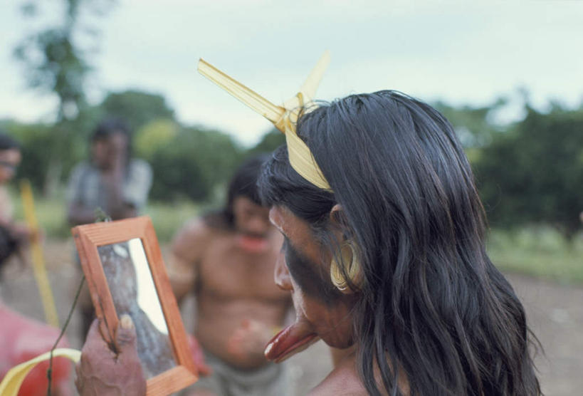 西方人,四个人,站,横图,室外,白天,正面,旅游,度假,草地,草坪,美景,植物,镜子,巴西,欧洲,欧洲人,握,阴影,服装,朦胧,模糊,装饰,梳妆,光线,头饰,影子,景观,云,云朵,拿,云彩,拿着,注视,娱乐,草,蓝色,绿色,白云,蓝天,天空,阳光,自然,耳环,天,观察,看,站着,享受,休闲,景色,南美,放松,握着,晴朗,观看,华丽,修饰,点缀,镜像,察看,南美洲,镜面,拉丁美洲,关注,自然风光,美洲,巴西联邦共和国,亚美利加洲,衬托,美观,雅致,雅观,南亚美利加洲,耳饰,妆扮,唇盘,女人,女性,中年女性,白种人,晴空,站立,半身,彩图,打扮,装扮,装束