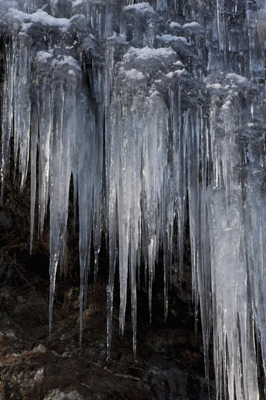 无人,竖图,室外,白天,仰视,旅游,度假,石头,美景,意大利,欧洲,吊挂,悬挂,清澈,石子,冰,景观,冰块,冰柱,挂,娱乐,自然,享受,休闲,景色,放松,寒冷,冰冷,南欧,自然风光,沉积岩,意大利共和国,严寒,冰凉,酷寒,凛冽,凛凛,极冷,皮埃蒙特大区,皮埃蒙特,清亮,水成岩,石块,岩石,彩图,低角度拍摄