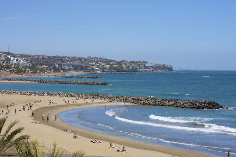 西方人,家,站,走,躺,横图,俯视,室外,白天,泳装,比基尼,旅游,度假,海浪,海洋,石头,沙滩,山,山脉,西班牙,欧洲,欧洲人,行人,游客,游人,阴影,光线,沙子,石子,影子,房屋,屋子,海岸,浪花,山峰,沙地,山峦,许多人,注视,娱乐,楼房,路人,旅客,住宅,排列,蓝色,蓝天,天空,阳光,海水,群山,天,观察,看,趴着,站着,一群人,享受,休闲,放松,晴朗,观看,察看,加纳利群岛,关注,南欧,加那利群岛,海景,伊比利亚半岛,万里无云,西班牙王国,摆列,拉斯帕尔马斯,过客,大加纳利岛,卧着,男人,男性,年轻男性,年轻女性,女人,女性,白种人,大海,风浪,海,海水的波动,海滩,近岸浪,石块,岩石,涌浪,晴空,晴空万里,步行,趴,散步,躺着,卧,站立,走路,彩图,高角度拍摄,全身,三点式,泳衣,房子,布列,分列