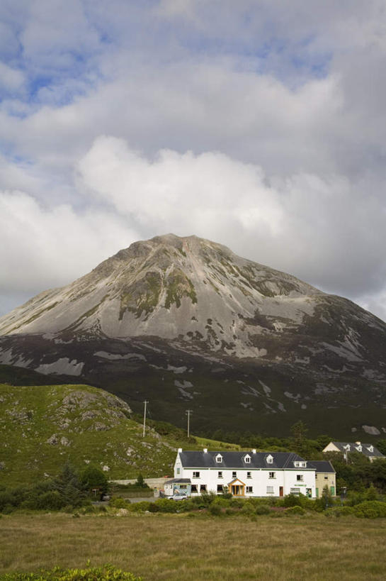 无人,家,竖图,俯视,室外,白天,旅游,度假,草地,草坪,石头,美景,山,雪,雪山,植物,大雪,爱尔兰,欧洲,阴影,光线,石子,影子,房屋,屋子,冰,积雪,景观,山顶,山峰,雪景,云,云朵,冬季,冬天,山峦,云彩,娱乐,楼房,住宅,草,树,树木,蓝色,绿色,白云,蓝天,天空,阳光,自然,天,享受,休闲,景色,放松,寒冷,生长,晴朗,成长,冰冷,西欧,自然风光,爱尔兰共和国,严寒,冰凉,酷寒,凛冽,凛凛,极冷,阿尔斯特,阿尔斯特省,阿洛斯特,颠峰,极峰,石块,岩石,晴空,彩图,高角度拍摄,房子