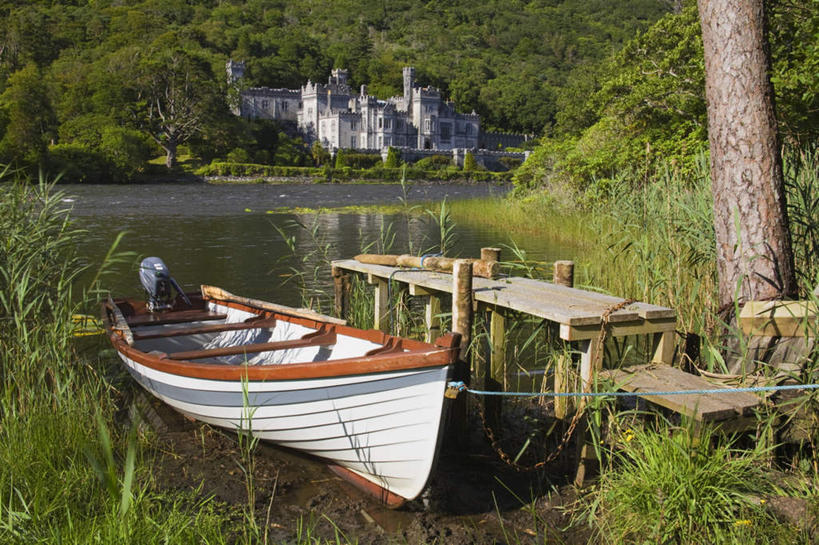 无人,横图,室外,白天,正面,旅游,度假,草地,草坪,湖,湖泊,水,植物,标志建筑,地标,建筑,船,爱尔兰,欧洲,一艘,阴影,波纹,节日,光线,木板,影子,湖面,水流,水面,桥,木船,木桥,涟漪,文化,娱乐,建设,栈桥,草,树,树木,绿色,倒影,水纹,阳光,自然,交通工具,波浪,湖水,祈祷,享受,休闲,健康,旅游胜地,放松,许愿,宗教,信仰,生长,成长,纪念,人行桥,木板桥,祈求,倒映,舟,基督教,西欧,天主教,修道院,载具,信念,爱尔兰共和国,水晕,康诺特省,反照,神学院,修院,隐修院,凯利莫修道院,平安,彩图