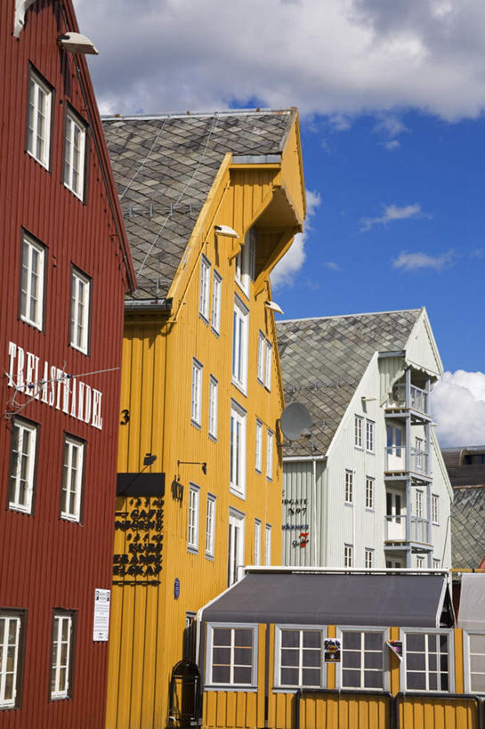 无人,家,竖图,室外,白天,仰视,旅游,度假,美景,城市风光,城市,挪威,欧洲,阴影,光线,木制,影子,房屋,屋子,景观,云,云朵,云彩,娱乐,楼房,住宅,蓝色,白云,蓝天,天空,阳光,木制品,天,享受,休闲,旅游胜地,景色,放松,晴朗,斯堪的纳维亚,北欧,斯堪的纳维亚半岛,挪威王国,特隆姆瑟,晴空,彩图,低角度拍摄,房子,居住区