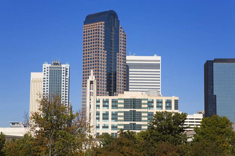 无人,家,高楼大厦,横图,室外,白天,正面,旅游,度假,草地,草坪,美景,植物,城市风光,城市,大厦,建筑,摩天大楼,美国,阴影,光线,影子,房屋,屋子,景观,娱乐,建设,楼房,住宅,草,树,树木,蓝色,绿色,蓝天,天空,阳光,自然,天,享受,休闲,旅游胜地,景色,放松,生长,晴朗,成长,北美,北美洲,美洲,万里无云,北卡罗来纳州,北亚美利加洲,亚美利加洲,北卡罗来纳,焦油脚根之州,黑油鞋根之州,老北州,夏洛特,夏洛特市,晴空,晴空万里,彩图,房子,大楼,高层建筑,高楼,摩天楼