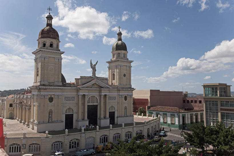 西方人,儿童,家,站,走,横图,俯视,室外,白天,旅游,度假,美景,植物,城市风光,城市,雕塑,古巴,欧洲,非洲,黑人,欧洲人,阴影,艺术,装饰,光线,雕刻,雕像,影子,房屋,屋子,景观,云,云朵,塔,许多人,云彩,娱乐,楼房,住宅,树,树木,小孩,蓝色,绿色,白云,蓝天,天空,阳光,自然,工艺品,天,站着,一群人,享受,休闲,旅游胜地,景色,放松,生长,晴朗,成长,纪念,美术,北美,北美洲,主题,美洲,陈列,功能,美学,北亚美利加洲,亚美利加洲,古巴共和国,圣地亚哥.德.古巴,男孩,男人,男性,女孩,女人,女性,非洲人,晴空,步行,散步,站立,走路,半身,彩图,高角度拍摄,房子,男生,女生