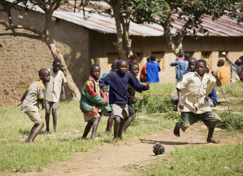 西方人,儿童,家,站,跑,横图,室外,白天,正面,锻炼,旅游,度假,纯洁,成功,运动,合作,团队,集体,信心,竞争,足球,草地,草坪,植物,欧洲,非洲,布隆迪,黑人,欧洲人,踢,阴影,服装,光线,影子,房屋,屋子,许多人,速度,注视,休闲装,娱乐,队伍,楼房,住宅,草,树,树木,小孩,衣服,绿色,阳光,自然,观察,看,站着,一群人,享受,休闲,休闲服,旅游胜地,放松,可爱,力量,平衡,童年,童趣,服饰,生长,成长,观看,协调,察看,成就,关注,灵敏,合伙,童真,烂漫,无邪,柔韧,蹴鞠,耐力,阿非利加洲,东非,布隆迪共和国,体育,天真,足球运动,男孩,女孩,非洲人,跑步,站立,彩图,全身,健身,房子,男生,女生