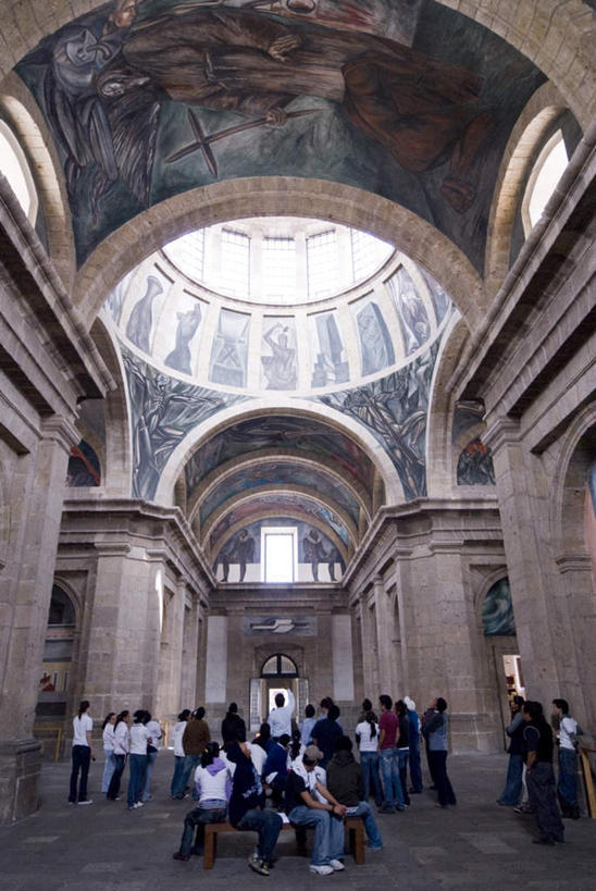 西方人,站,竖图,室内,白天,仰视,旅游,度假,绘画,标志建筑,城市,地标,建筑,墨西哥,欧洲,欧洲人,行人,游客,游人,阴影,服装,艺术,装饰,光线,影子,柱子,墙,屋顶,许多人,顶棚,注视,休闲装,文化,娱乐,建设,路人,旅客,壁画,墙壁,墙面,衣服,阳光,看,站着,一群人,享受,休闲,休闲服,旅游胜地,放松,服饰,华丽,修饰,点缀,北美,北美洲,关注,美洲,首府,北亚美利加洲,亚美利加洲,衬托,美观,雅致,雅观,墨西哥合众国,仙人掌王国,瓜达拉哈拉,瓜达拉哈拉市,哈利斯科,哈利斯科州,过客,男人,男性,女人,女性,中年男性,中年女性,白种人,画画,抬头,仰头,站立,彩图,低角度拍摄,全身