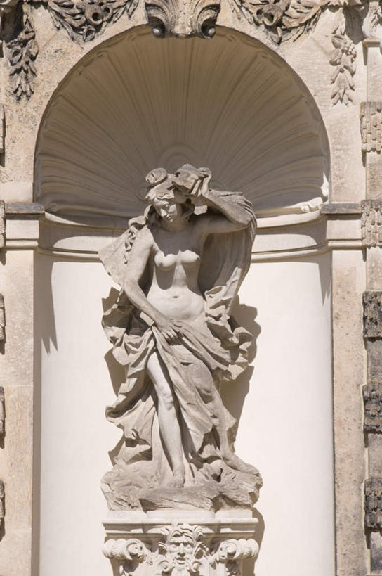 西方人,裸体,一个人,无人,站,举,竖图,室外,白天,正面,旅游,度假,标志建筑,地标,建筑,雕塑,德国,欧洲,欧洲人,仅一个年轻女性,仅一个女性,仅一个人,握,阴影,艺术,装饰,光线,雕刻,雕像,影子,墙,拱门,拿,拿着,注视,娱乐,建设,墙壁,墙面,阳光,工艺品,低头,观察,看,托,站着,享受,休闲,旅游胜地,放松,握着,观看,纪念,美术,察看,象征,西欧,关注,主题,陈列,德意志联邦共和国,功能,美学,意味,赤身,德累斯顿,萨克森州,萨克森自由州,茨温格尔宫,年轻女性,女人,女性,白种人,举起,举手,举着,向上举,向上伸,向上托,站立,彩图,全身