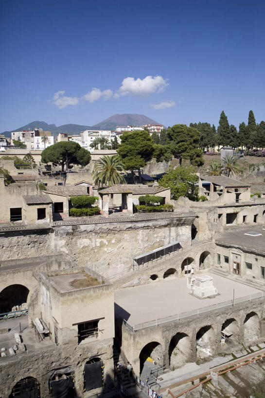 无人,家,竖图,俯视,室外,白天,旅游,度假,火山,名胜古迹,植物,楼梯,标志建筑,地标,建筑,一排,阴影,遗迹,整齐,光线,影子,房屋,阶梯,屋子,云,云朵,拱门,云彩,古迹,文物,娱乐,建设,古建筑,楼房,台阶,住宅,树,树木,排列,蓝色,绿色,白云,蓝天,天空,阳光,自然,天,享受,休闲,旅游胜地,放松,生长,晴朗,成长,队列,古文明,赫库兰尼姆,活火山,死火山,休眠火山,晴空,彩图,高角度拍摄,房子