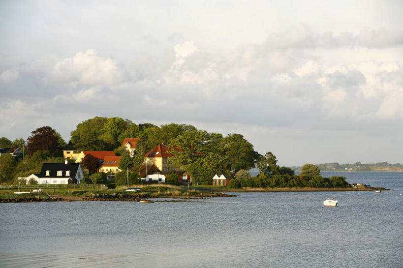 无人,家,横图,室外,白天,正面,度假,海浪,海洋,美景,植物,城市风光,城市,丹麦,欧洲,阴影,光线,影子,房屋,屋子,景观,浪花,云,云朵,云彩,娱乐,楼房,住宅,树,树木,排列,蓝色,绿色,白云,蓝天,天空,阳光,自然,海水,天,享受,休闲,景色,放松,生长,晴朗,成长,北欧,海景,斯堪狄纳维亚半岛,丹麦王国,摆列,日德兰半岛,大海,风浪,海,海水的波动,近岸浪,涌浪,晴空,彩图,房子,布列,分列